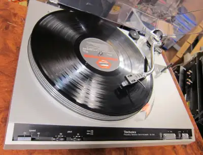 *** NLA, see these classic turntables instead: $295: https://www.kijiji.ca/v-stereo-systems-home-the...