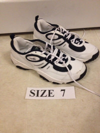 NEW Size 7 Women's Reebok Running shoes