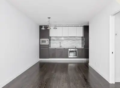 1BR Condo - Conveniently Located // Marine Gateway Skytrain
