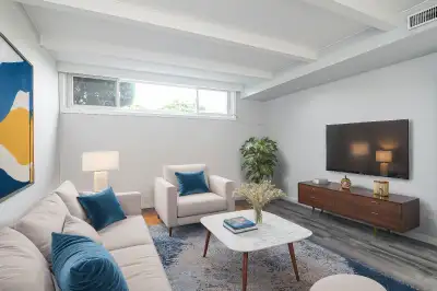 This apartment is in a fantastic location just seconds from the 401 (Farewell and Bloor Street East...