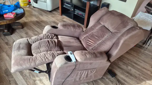 POWER TILT RECLINER in Chairs & Recliners in Penticton - Image 6