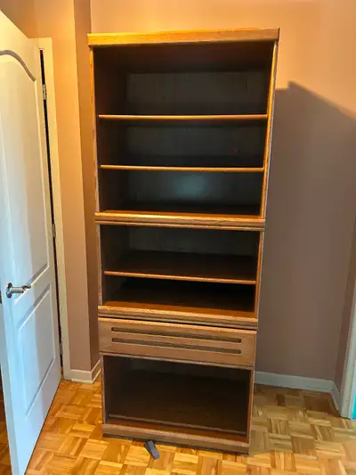 Bibliothèque en bois bonne condition. 31 pouces de large et 75 pouces de hauteur