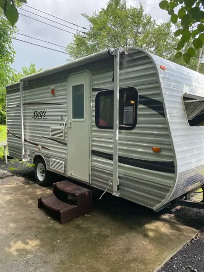 Roulotte SWIFT 2013 modèle 18 pieds, couche 6,poids 1234 kilo, toute équipée, aucune infiltration, f...