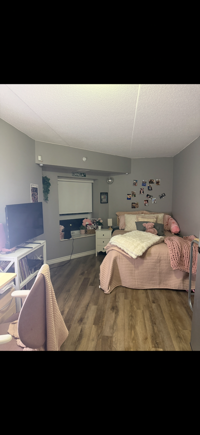1 bed, 1 bath Shared kitchen and living space Right across the street from Fanshawe Covered parking...