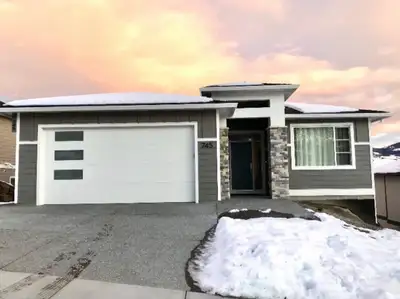 A 2018 furnished house with 5 bedrooms , waking distance to UBCO is now looking for a roommate. camp...