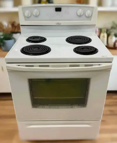 Cuisinière électrique Whirlpool à vendre rapidement !!!!! Autonettoyante, four vitré, 2 plaques à cu...