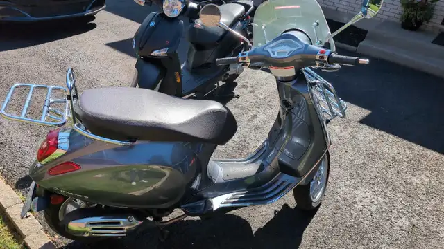 Vespa primavera touring 2022 Grey 50cc in Motorcycle Parts & Accessories in City of Montréal - Image 6
