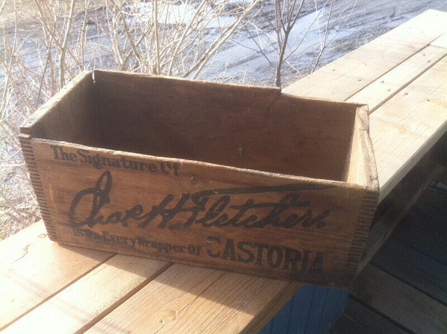 Boite en bois des produits Castoria par Chas. H . Fletcher dans Art et objets de collection  à Drummondville - Image 3