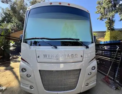 Winnebago VISTA with 14000kms sleeps -7-9-Outdoor entertainment 6.8L Triton Ford V10 4000 Onan Gen b...