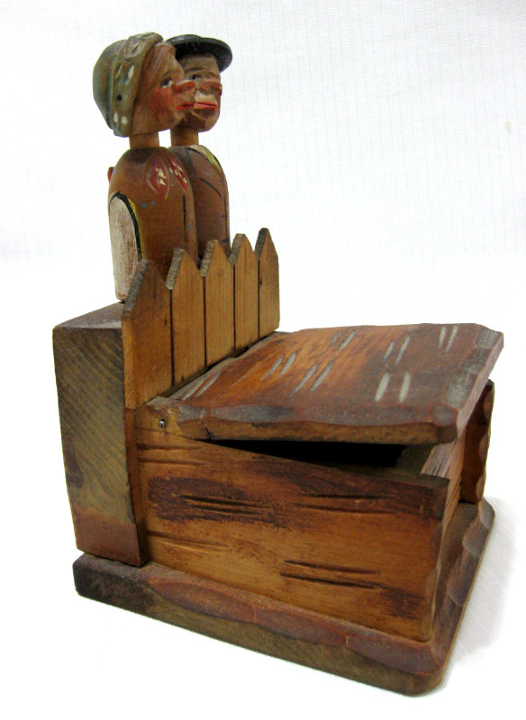 BOITE/CIGARETTE ART FOLKLORIQUE HAND CARVED CIGARETTE BOX c1950 dans Art et objets de collection  à Ouest de l’Île - Image 4