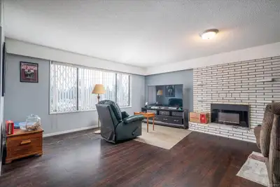 3 bedrooms and two full bathrooms main floor house for rent