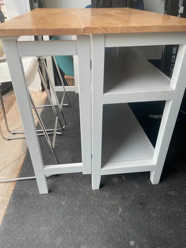 Kitchen Island with chairs in Chairs & Recliners in Kingston - Image 4
