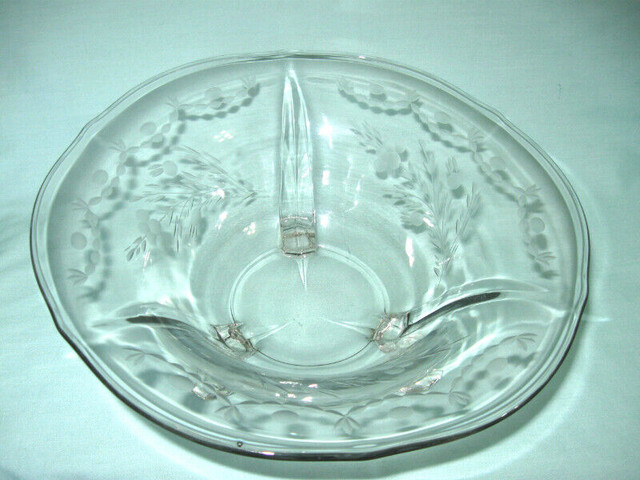 VASE sur PIED VERRE TAILLE  VINTAGE ETCHED GLASS FOOTED VASE dans Art et objets de collection  à Ouest de l’Île - Image 3