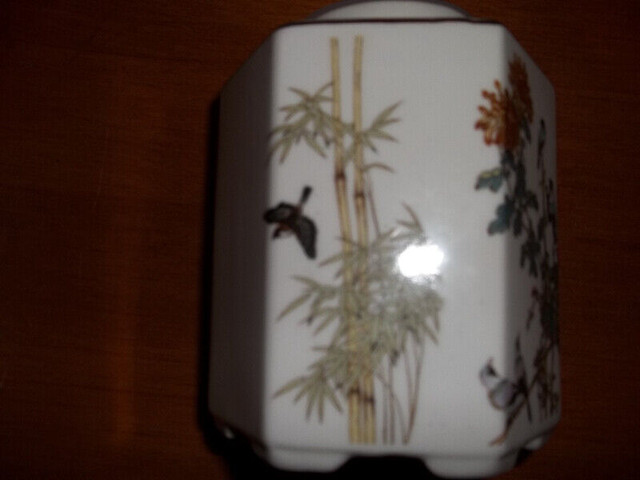 Japanese Porcelain tea jar in Arts & Collectibles in Chatham-Kent - Image 3