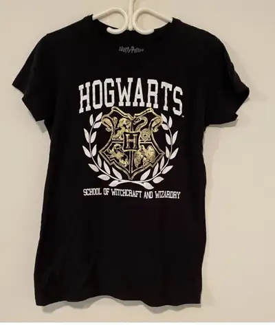 Harry Potter Hogwarts T-shirt with Hogwarts crest. Sz. Ladies, View more