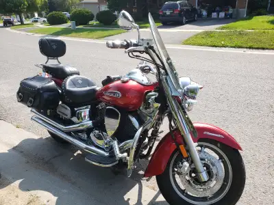 2007 Yamaha V-Star Silverado 1100; beautiful condition with leather saddlebags, passenger footrests,...