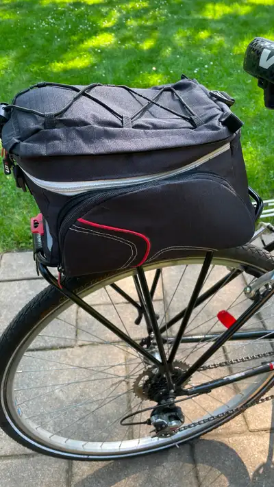 Sacoche d'une capacité totale de 16 litres, hyper pratique avec un compartiment isolé dont le couver...