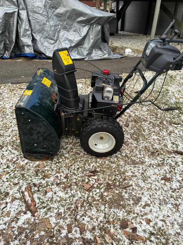 Souffleuse à neige in Lawnmowers & Leaf Blowers in Granby - Image 4