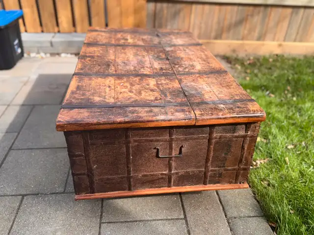 Antique wood trunk in Coffee Tables in City of Toronto - Image 4