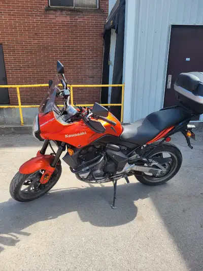 Moto en bon état avec renforcements latéraux et un grand coffre. Il y a rien à réparer tout est corr...
