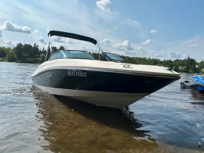 Bateau Sea Ray 2013 19 pieds avec remorque! Très propre, peu d’heures! Mercruiser in board, toit bi-...