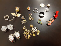 Lot of 15 items; rings, earrings, brooches, pendants