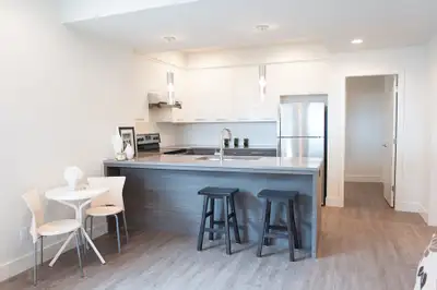 Luxury 2-bed suite w/ large windows - SFU, BCIT, SkyTrain