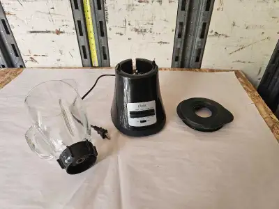 Voici un mélangeur Oster en bon état, parfait pour préparer des smoothies, des milkshakes et plus en...