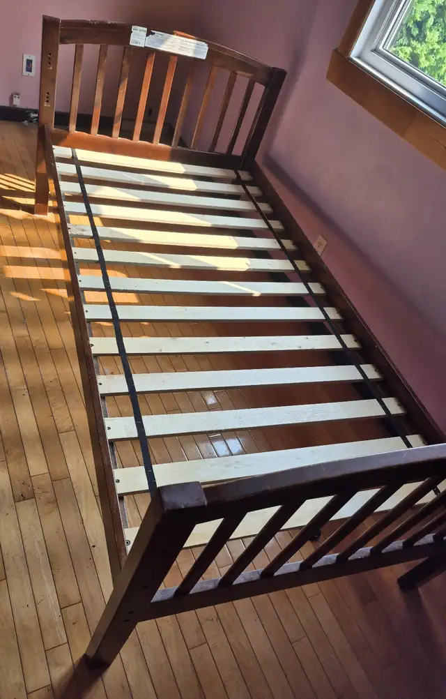 Lit simple en bois - Usagé in Beds & Mattresses in Québec City - Image 2