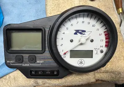 1998 1999 Yamaha YZFR1 4XV cluster. Cluster has 43,350km on the odometer. Has a aftermarket tachomet...
