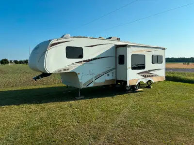 30 Ft. 1/2 Ton Towable. Aluminum Frame, Sleeps 4, Queen bed, Gas/Electric Fridge and Water Heater, b...