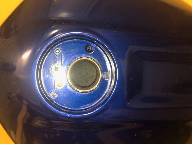 Fuel Tank 00-01 Yamaha R1 in Sport Bikes in Norfolk County - Image 4