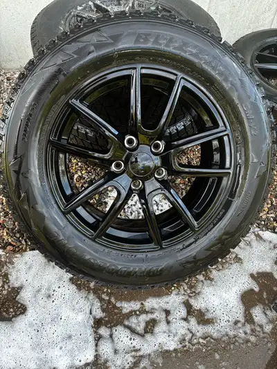 Tires have very little wear , 255/60R18 Bridgestone Blizzaks, maybe 10-15000km use, In great conditi...