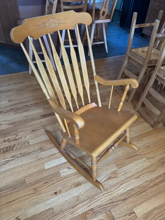 Midcentury Vintage Windsor rocking chair in Chairs & Recliners in Calgary - Image 3