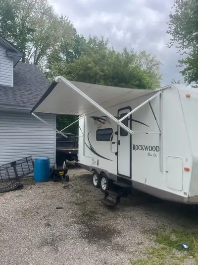 23 foot camper trailer everything works as it should no water damage big bathroom large pop out so i...