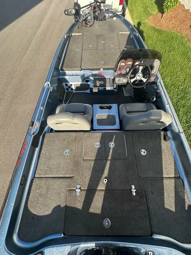 BassCat Pantera IV Bass Boat  in Powerboats & Motorboats in St. Catharines - Image 5