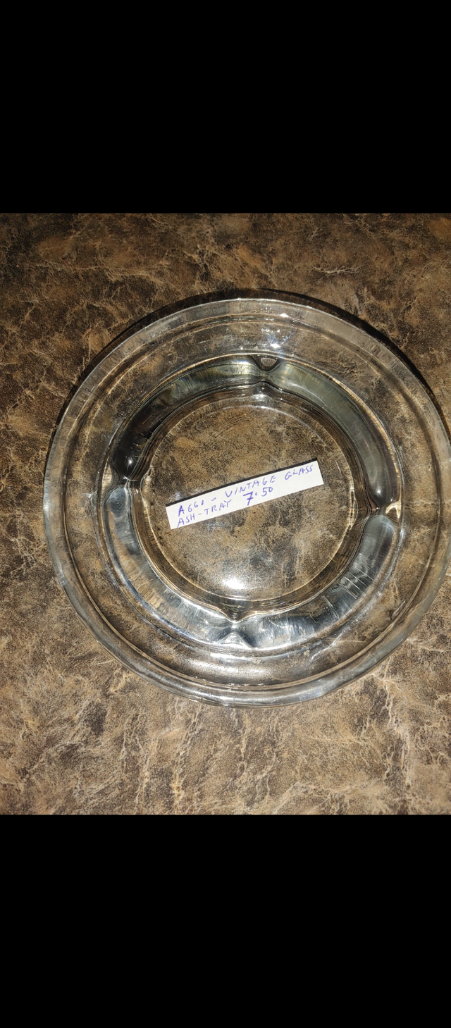 VINTAGE - GLASS ASHTRAY - BOOTH #226 in Other in Edmonton - Image 3