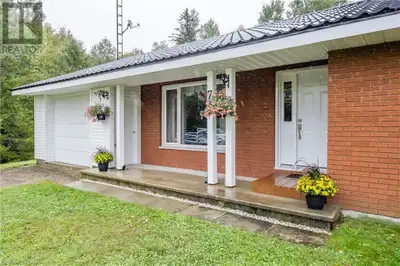 For Rent Bracebridge: 3 bedroom/1 Bath. Main Floor Bungalow. In unit laundry. 1 acre lot, ample park...