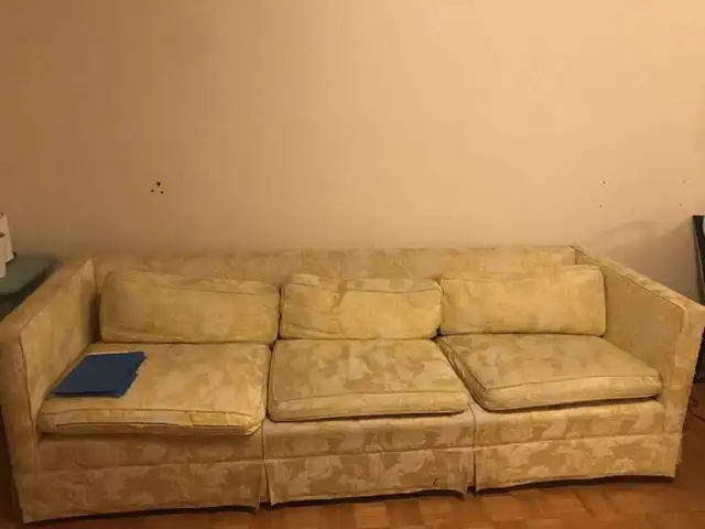 Canapé jaune / Yellow couch in Couches & Futons in City of Montréal - Image 3