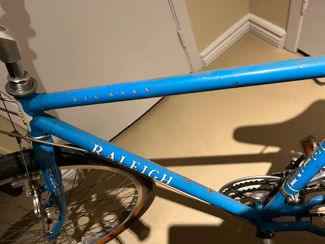 ROAD BIKE- RALEIGH BIGHORN- 26 inches in Mountain in City of Montréal - Image 3