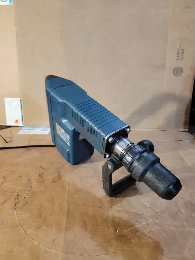 BOSCH SDS MAX DEMOLITION  HAMMER in Power Tools in Hamilton - Image 4