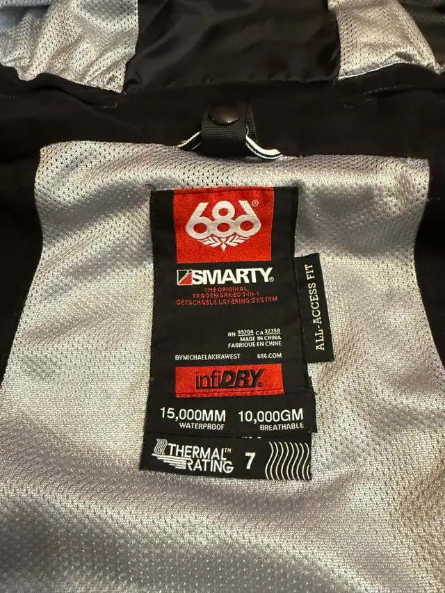 686 Snowboard Jacket in Men's in Kamloops - Image 8