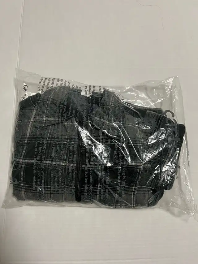 OSHKOSH - 4 - NWT - BOYS REVERSIBLE PLAID FLANNEL JACKET / COAT in Kids & Youth in Kingston - Image 3