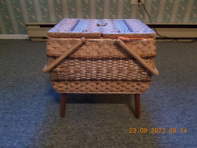 Deluxe sewing basket and contents $20 in Hobbies & Crafts in Gatineau - Image 4