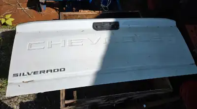 New take off from a 2024 Chevrolet 2500 pickup in White. Went to a full bed work cap instead, so no...