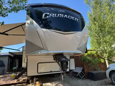 Nice unit only pulled 35 km to seasonal. Located in Mainprize, goose neck hitch. Message me. White i...
