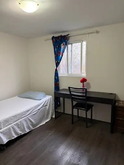 Seneca private room , 1 minute away from Seneca college and Bus stop, shared washing room and kitche...
