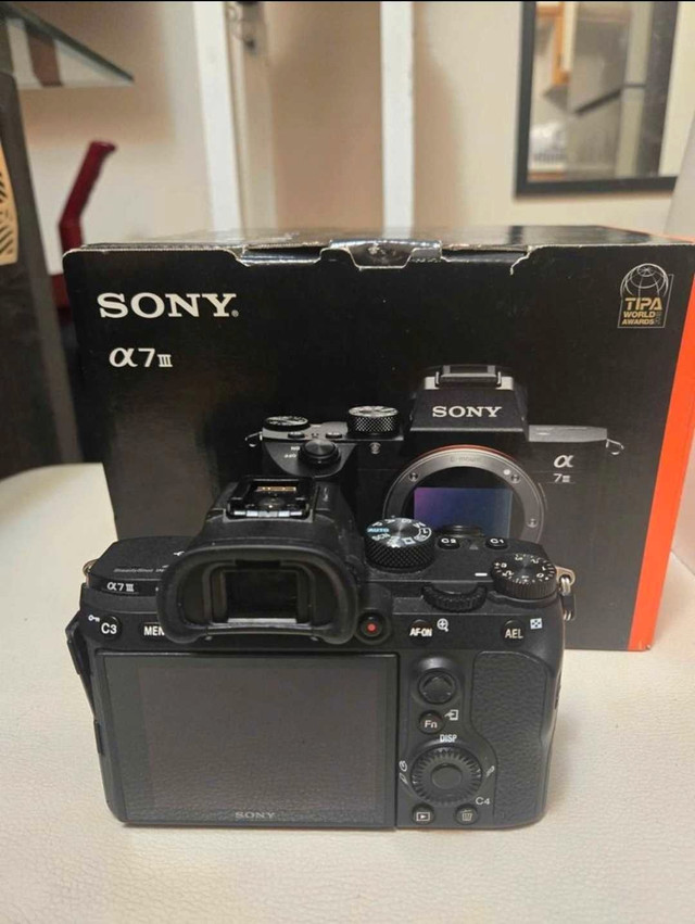 Sony a7iii peut utiliser dans la boite original en très bonne co dans Appareils photo et caméras  à Laval/Rive Nord - Image 2