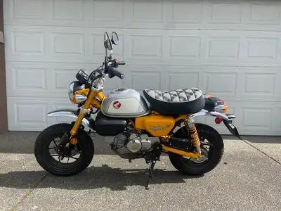 Stylish and fun hard to find banana yellow Honda Monkey. Not a single scratch on this beauty. Puts a...