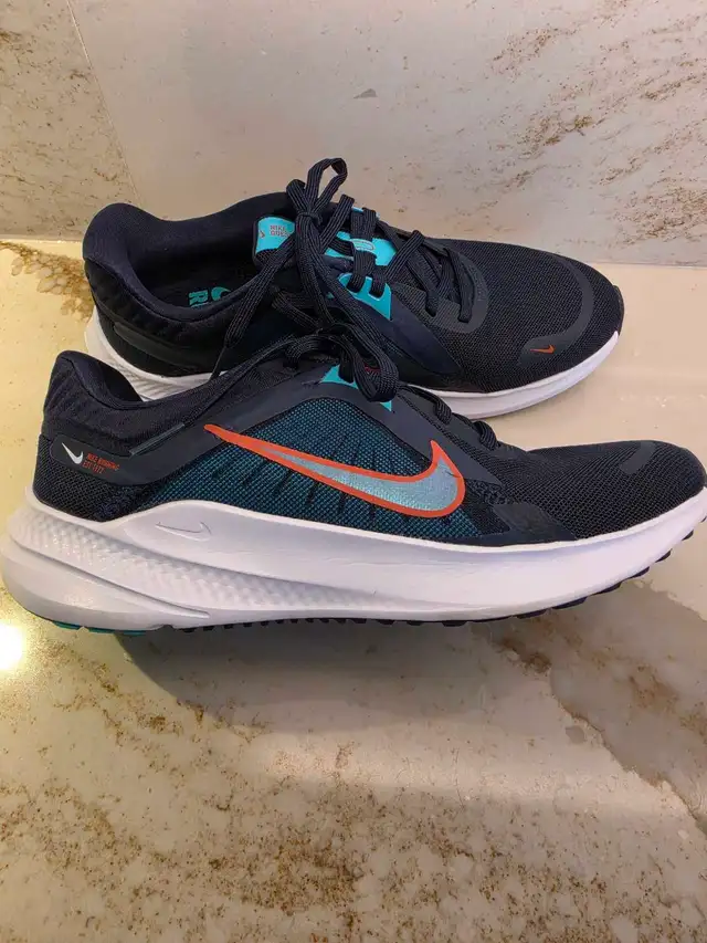 Like New Ladies Navy Nike Sneakers 7.5  in Women's - Shoes in Moncton - Image 4